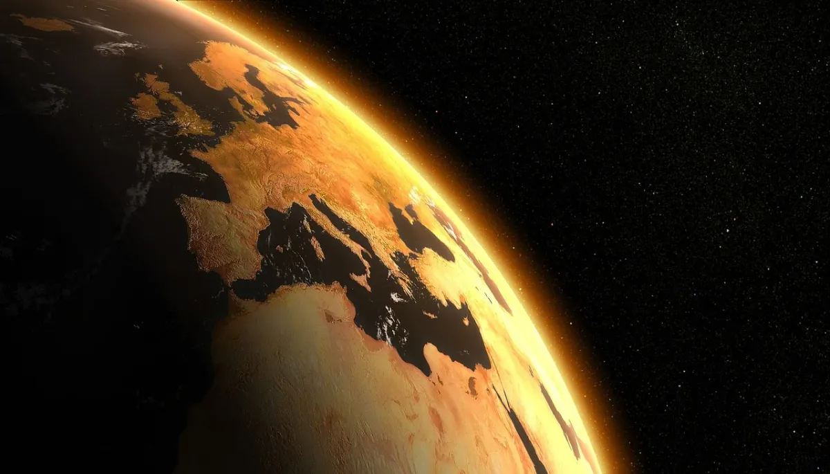 Model kuli ziemskiej z zaznaczonymi obszarami ocieplenia, symbolizujący wpływ zmian klimatycznych na naszą planetę.